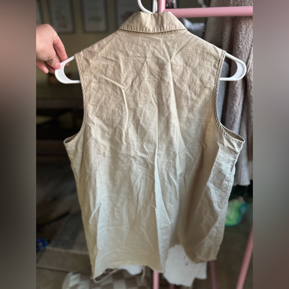 GAP Sleeveless Button-Down Shirt - Picture 3 of 5